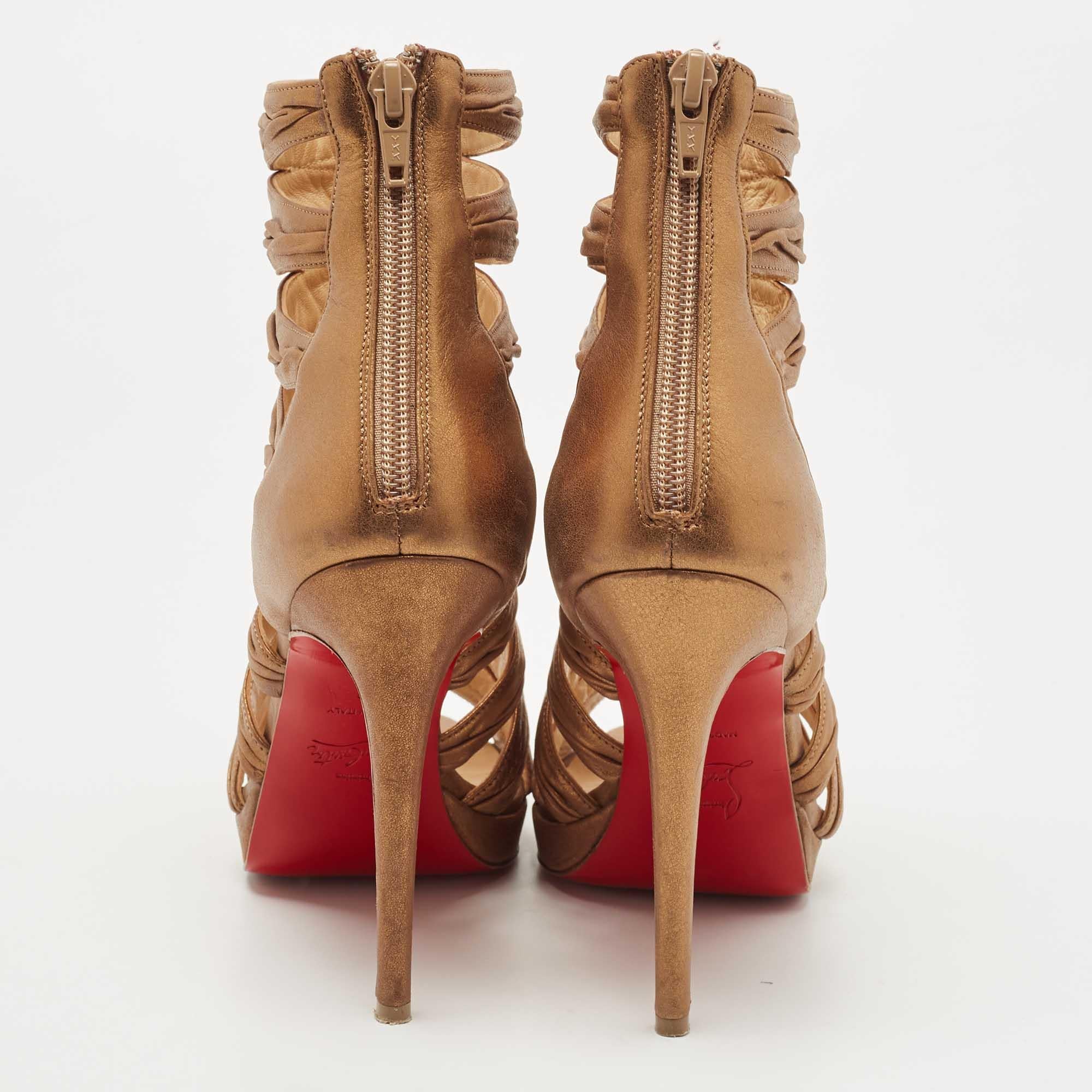 Christian Louboutin Tinazata Goldfarbene Tinazata-Stiefeletten aus Leder mit offener Zehe Größe 37 im Zustand „Gut“ im Angebot in Dubai, Al Qouz 2