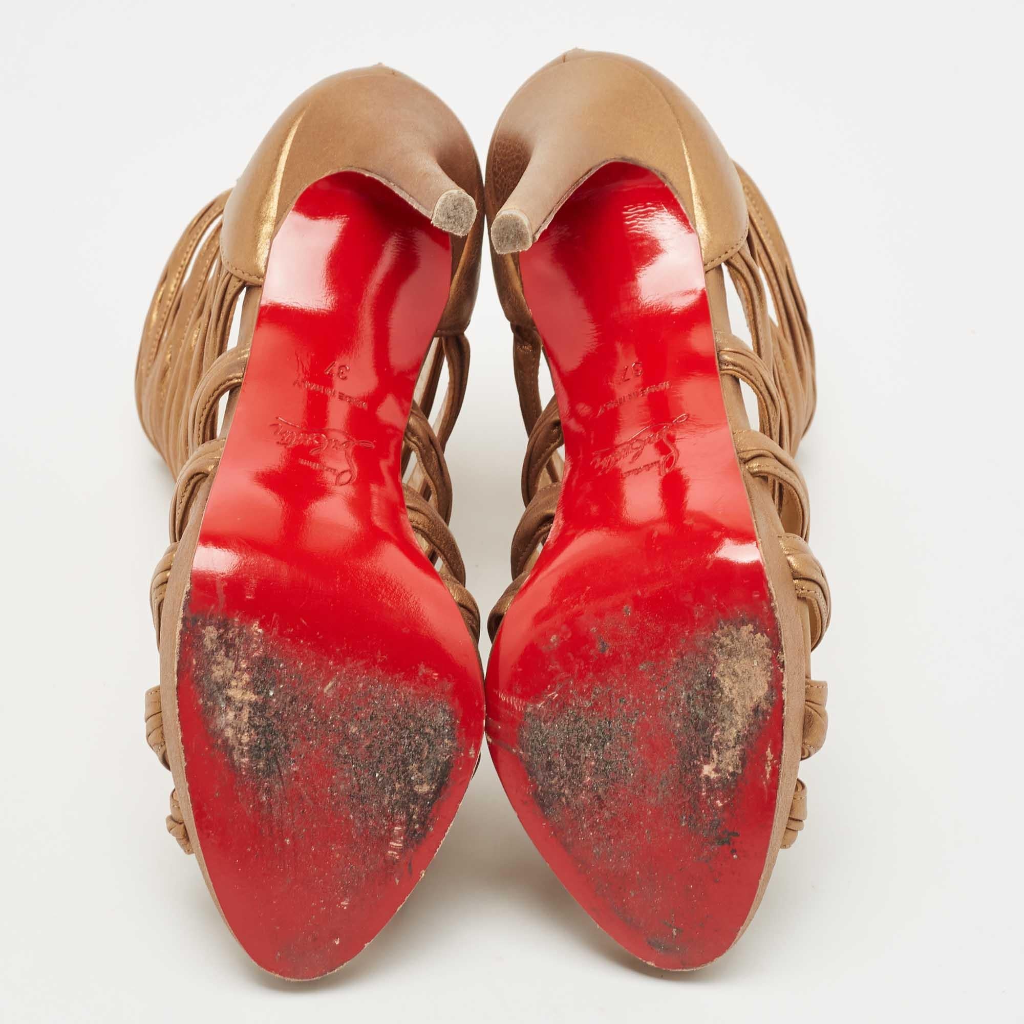 Christian Louboutin Tinazata Goldfarbene Tinazata-Stiefeletten aus Leder mit offener Zehe Größe 37 Damen im Angebot