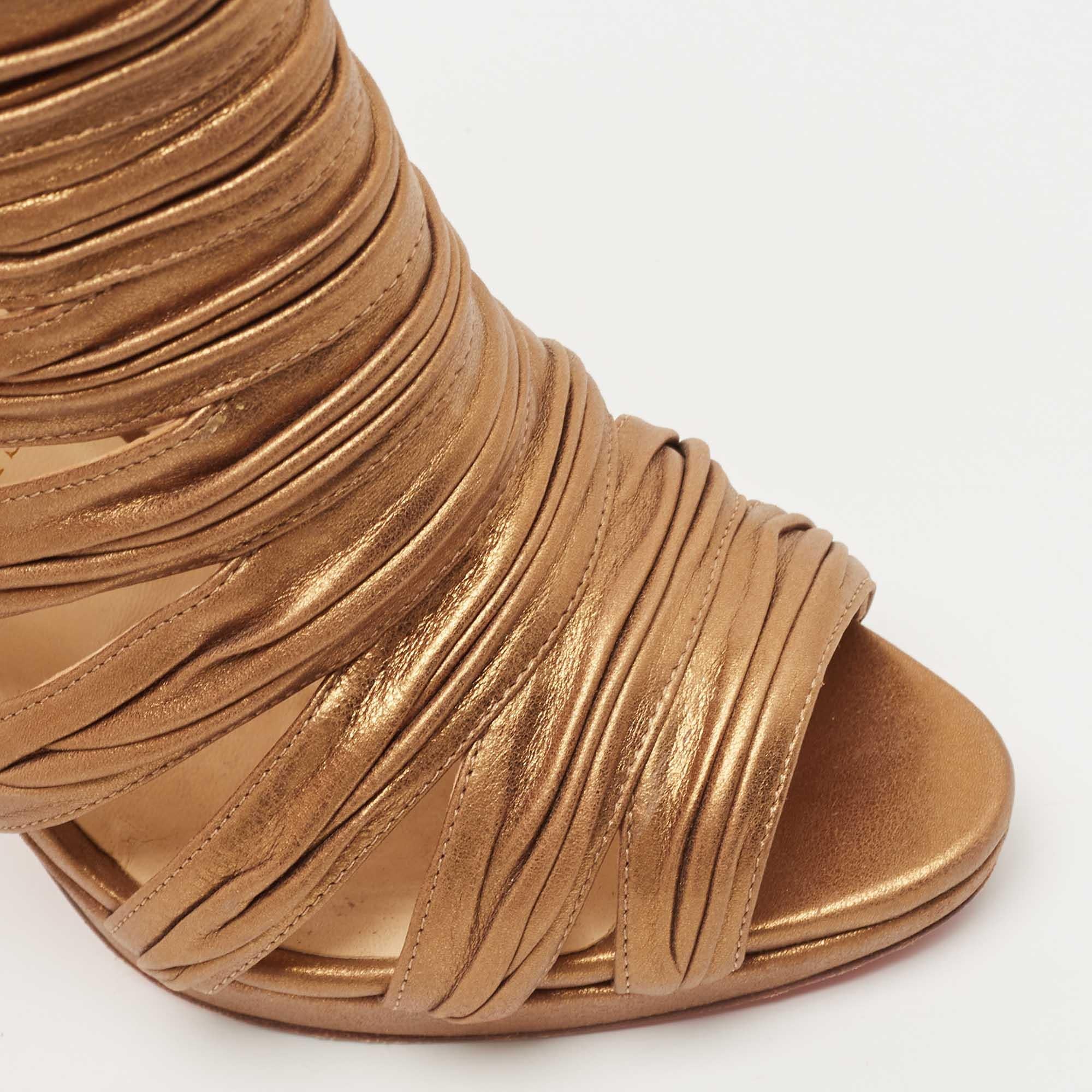 Christian Louboutin Tinazata Goldfarbene Tinazata-Stiefeletten aus Leder mit offener Zehe Größe 37 im Angebot 1