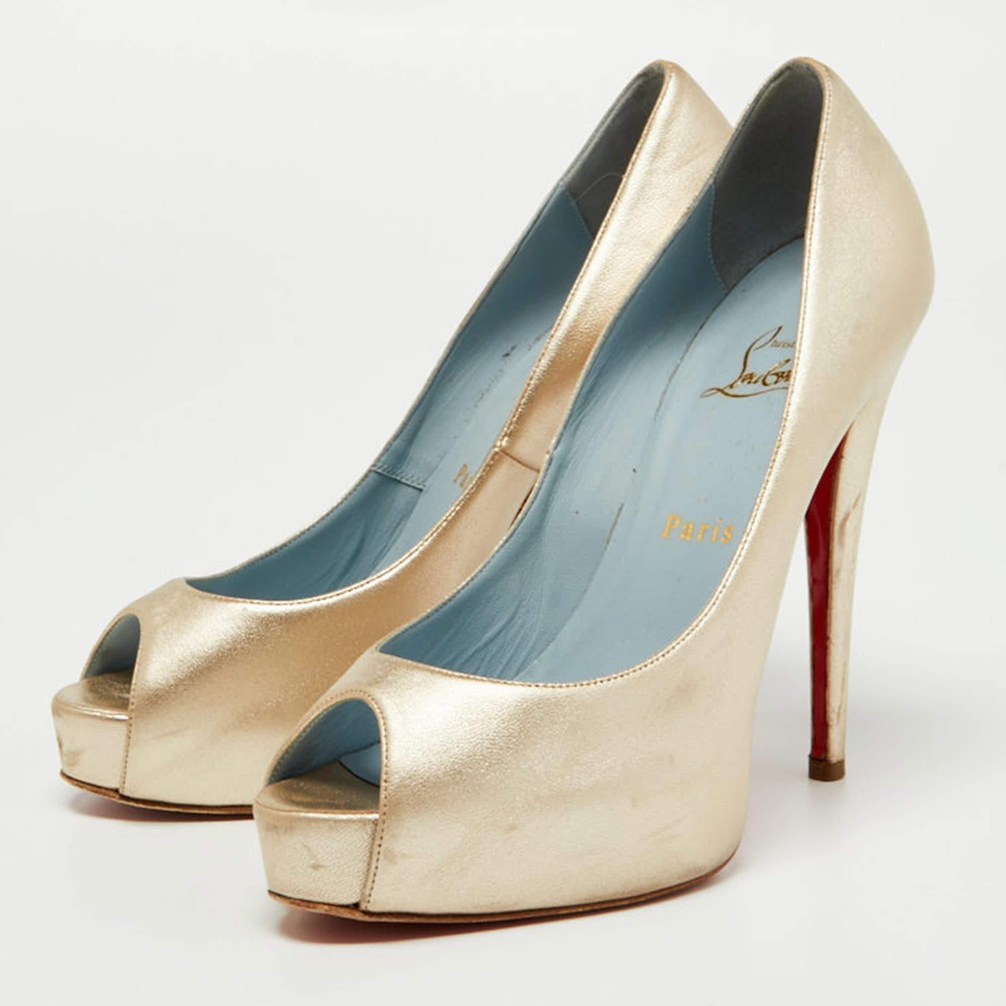 Stride through the day with confidence by adorning this pair of Christian Louboutin pumps. Created from gold leather, its well-designed curves will elegantly outline your feet. The 13cm heels of these peep-toe shoes will take your fashion sense to