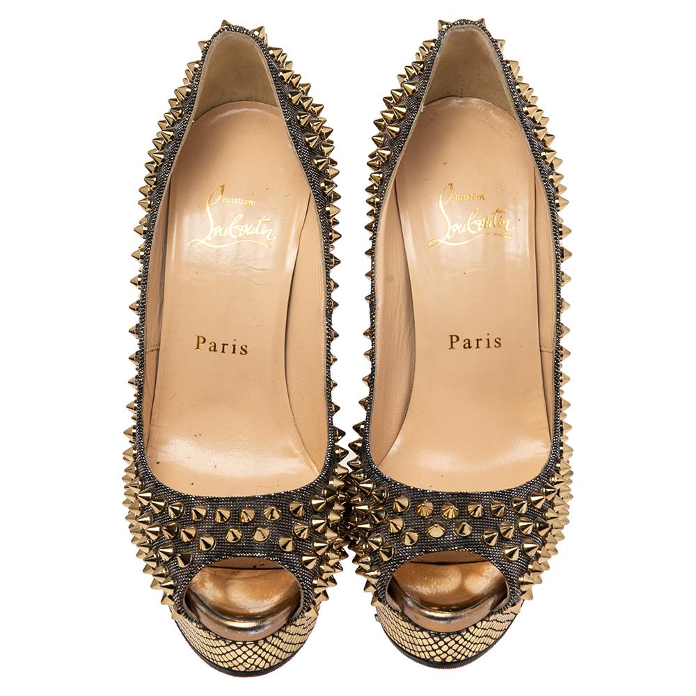 Delivering a symbolic sense of drama and entirety within its creation, these Lady Peep pumps from the House of Christian Louboutin have managed to entice everyone. Their exterior is made using gold lurex fabric and detailed with gold-toned Spike