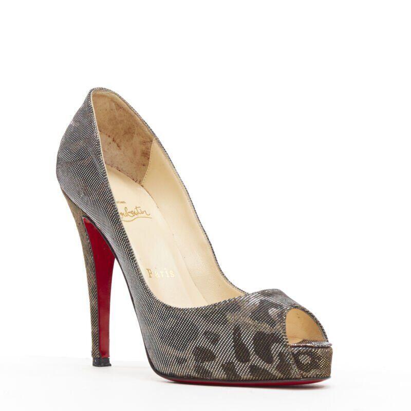 CHRISTIAN LOUBOUTIN - Chaussures à bout ouvert en lurex doré métallisé imprimé léopard EU36,5
Référence : TGAS/A05358
Marque : Christian Louboutin
Modèle : Plate-forme Peep
Matériau : Tissu
Couleur : Or
Motif : Léopard
Fabriqué en :