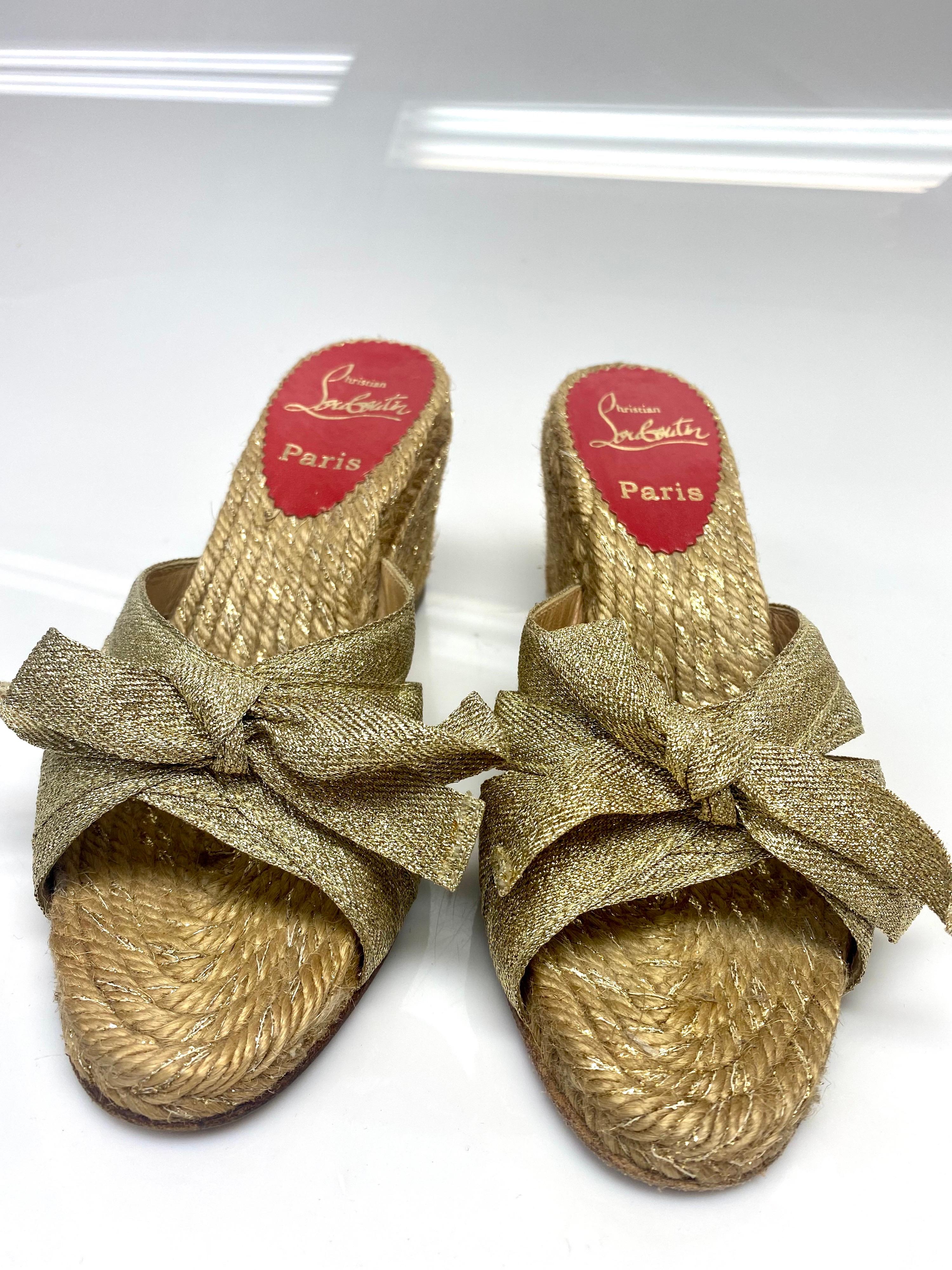 Christian Louboutin Gold Metallic Raffia Wedge - Size 35 In Good Condition For Sale In West Palm Beach, FL