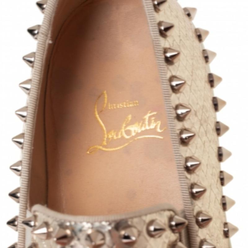 Verleihen Sie Ihrem Look mit diesen auffälligen und modischen Slip-on-Sneakers von Christian Louboutin ein einzigartiges Style-Statement. Die Schuhe sind aus goldfarbenem, pythongeprägtem Leder gefertigt und verfügen über eine klobige Gummisohle in