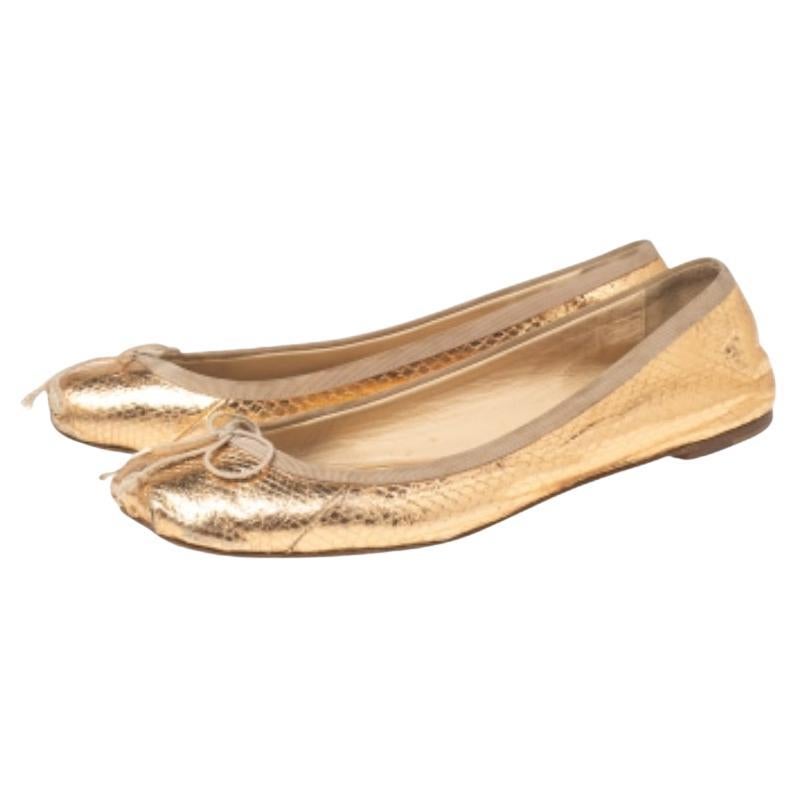 Haz que tus pies se sientan delicados con estas bailarinas Christian Louboutin. Se han diseñado con piel repujada en pitón y tienen un exterior lujoso. Las bailarinas se completan con detalles de lazo en la parte delantera y vienen con resistentes