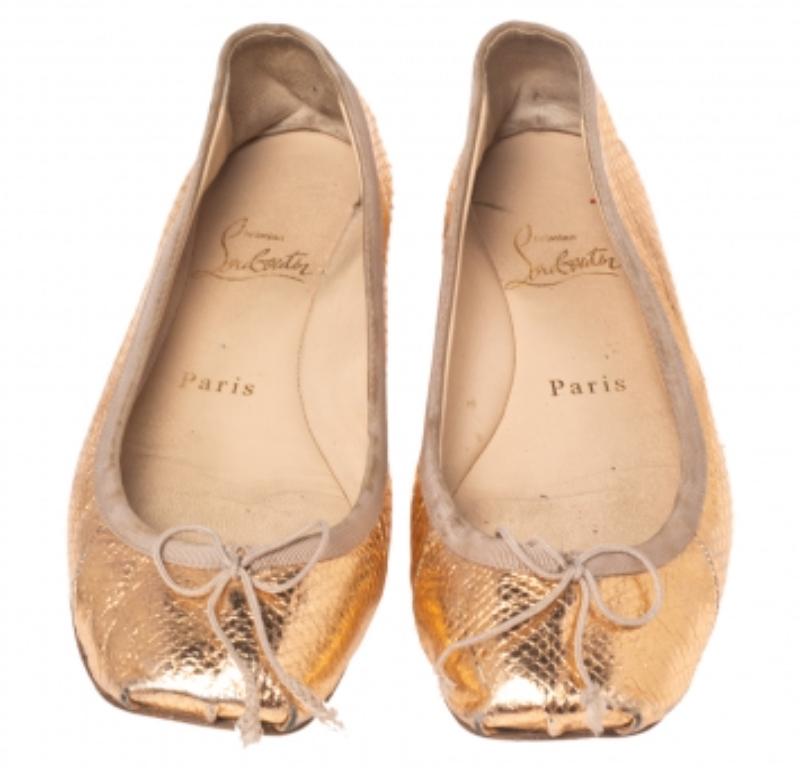 Christian Louboutin Bailarina de Piel de Pitón Dorada en Relieve  Pisos Talla 37 en Bastante bueno estado para la venta en Dubai, Al Qouz 2