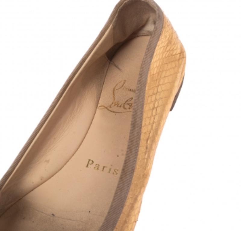 De las mujeres Christian Louboutin Bailarina de Piel de Pitón Dorada en Relieve  Pisos Talla 37 en venta