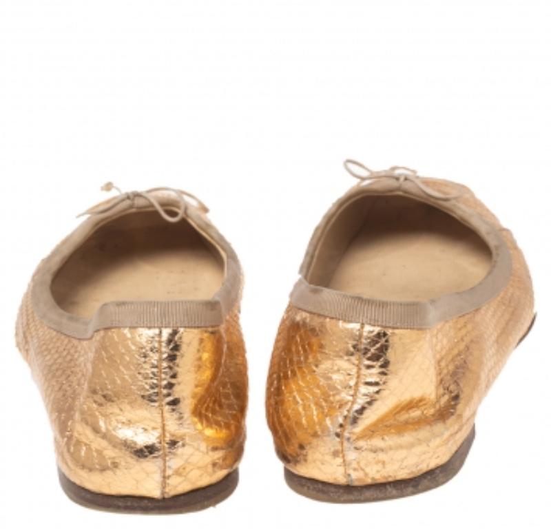 Christian Louboutin Bailarina de Piel de Pitón Dorada en Relieve  Pisos Talla 37 en venta 1