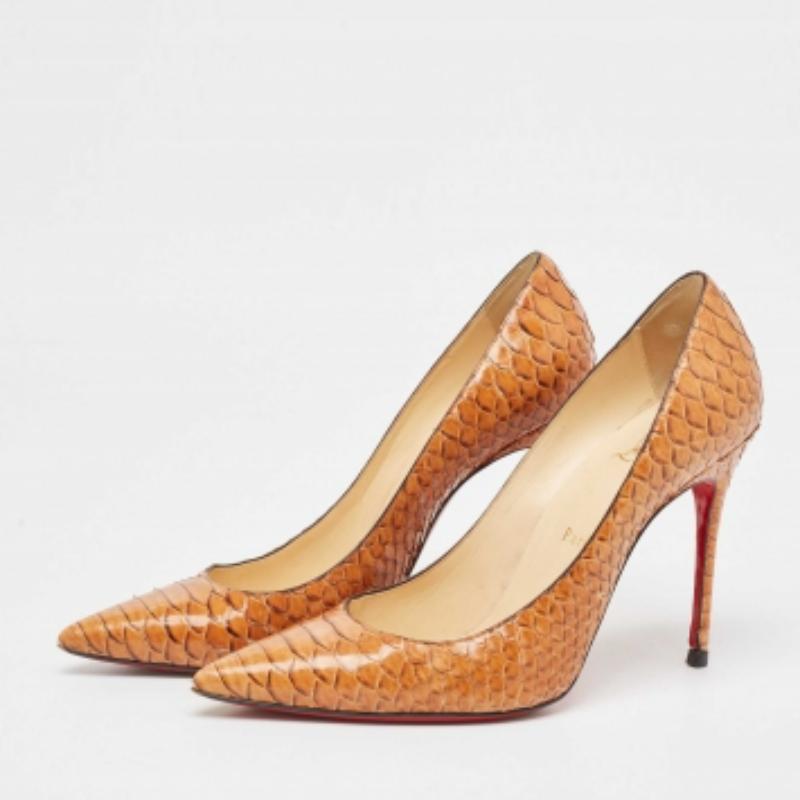 Perfettamente cucite e rifinite per garantire un look e una vestibilità eleganti, queste scarpe Christian Louboutin sono un acquisto che amerai sfoggiare. Sono bellissime ai piedi.