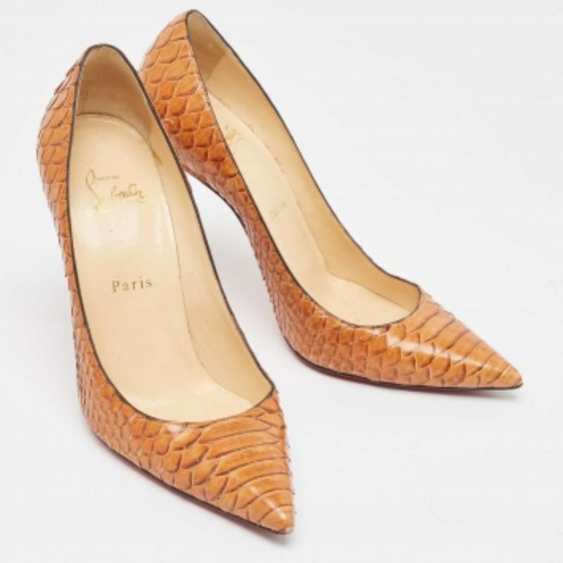 Oro Christian Louboutin Pumps a punta in pelle di pitone oro misura 38,5 in vendita