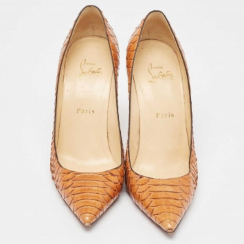 Christian Louboutin Pumps a punta in pelle di pitone oro misura 38,5 In condizioni buone in vendita a Dubai, Al Qouz 2
