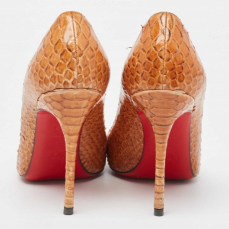 Donna Christian Louboutin Pumps a punta in pelle di pitone oro misura 38,5 in vendita