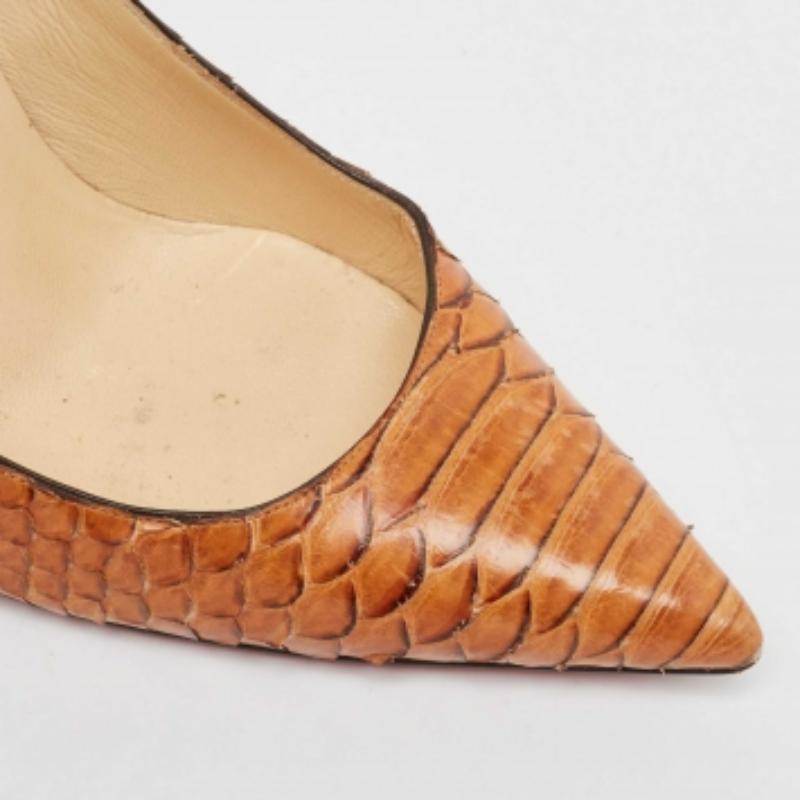 Christian Louboutin Pumps a punta in pelle di pitone oro misura 38,5 in vendita 2