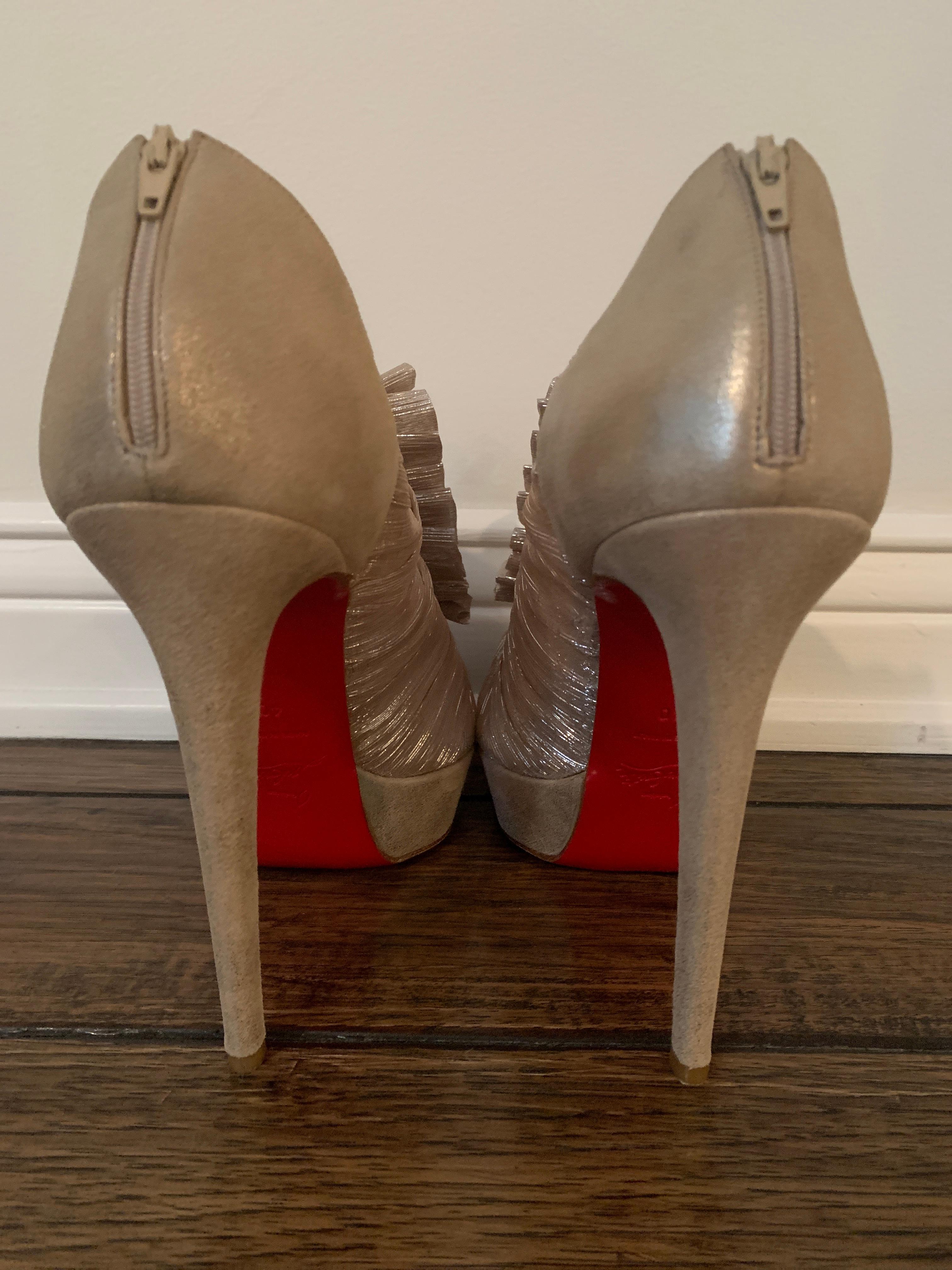 Christian Louboutin Gold Silk Ruffle Stiletto Heels Size 40  In New Condition In Thousand Oaks, CA