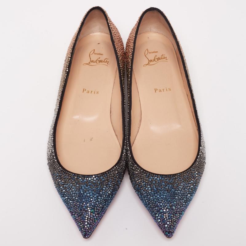 Make a sparkling appearance at your next evening outing by adorning these Christian Louboutin ballet flats. Made from glitter, they exhibit pointed toes, low heels, and the signature red-lacquered soles.

