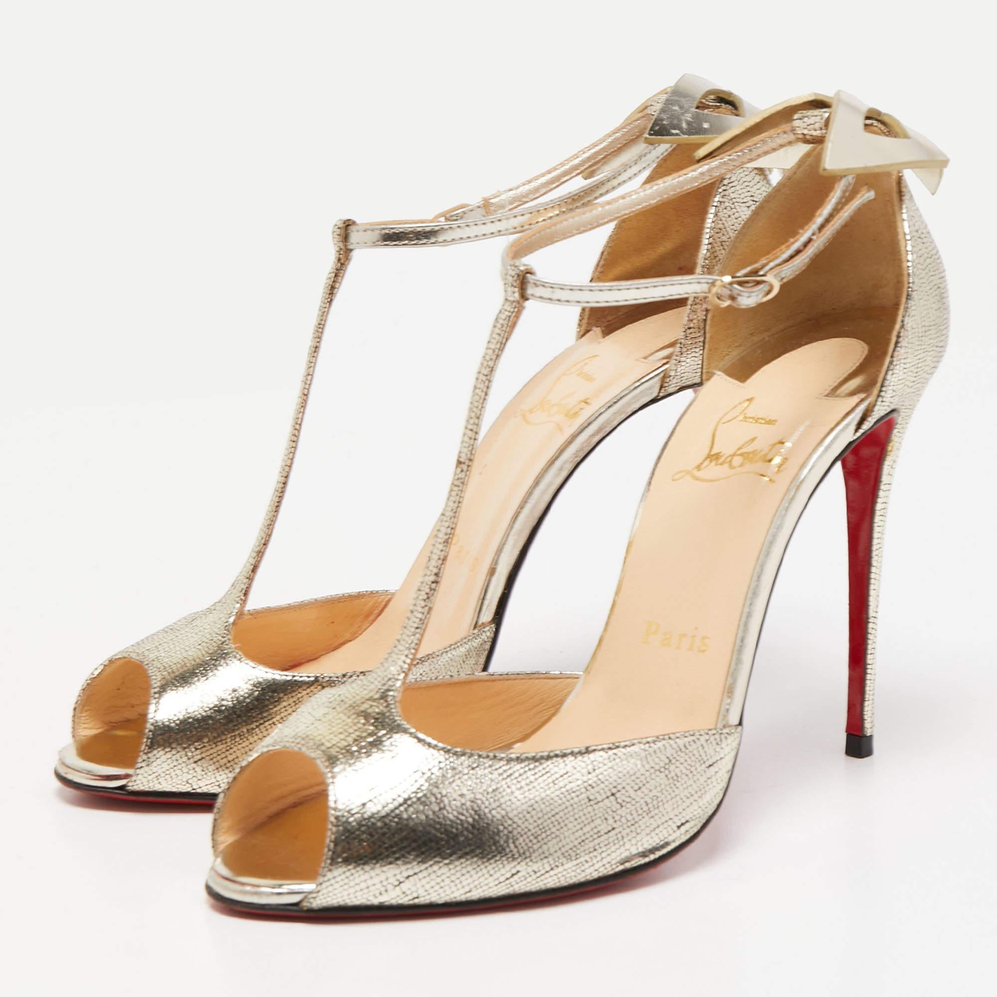 Complement your well-put-together outfit with these authentic Christian Louboutin shoes. Timeless and classy, they have an amazing construction for enduring quality and comfortable fit.

