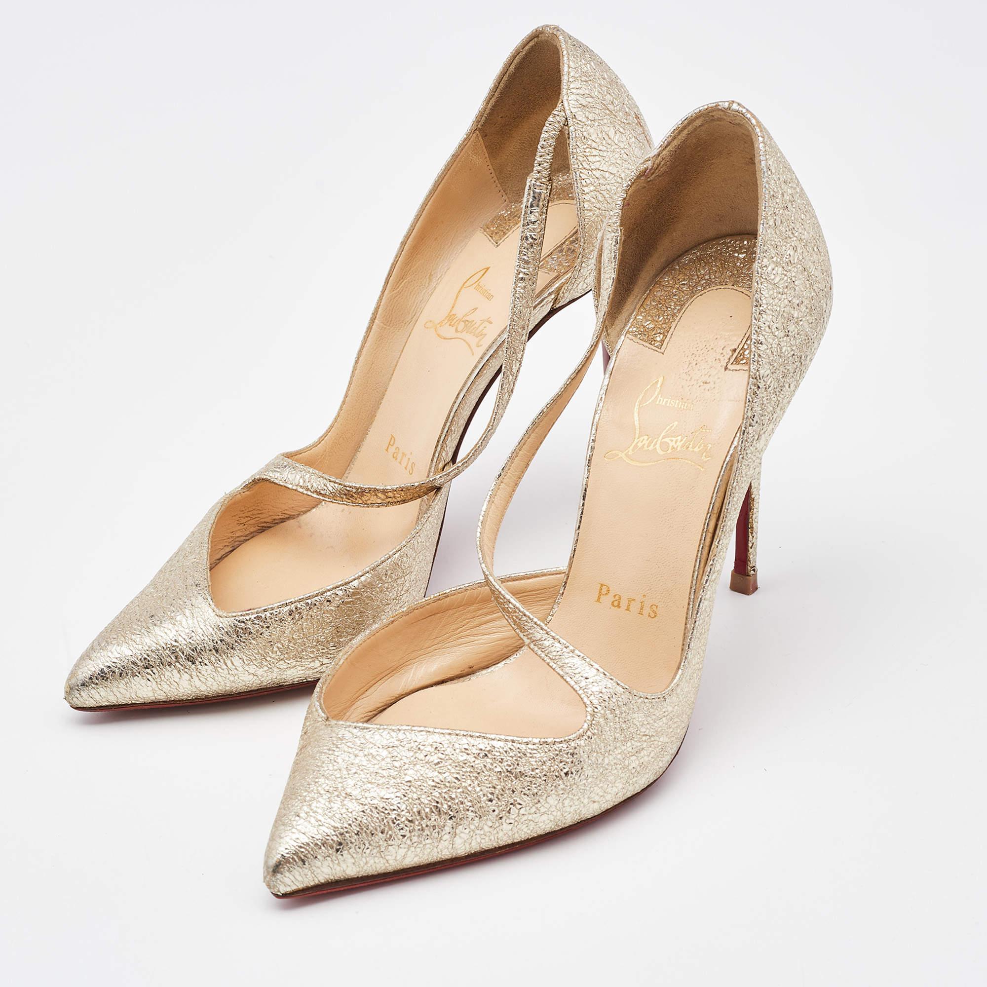 Christian Louboutins classy take on footwear is captured in this design. The pumps are wonderfully crafted using high quality materials and set on sleek heels. Wear yours with cropped hemlines to spotlight the modern construction.