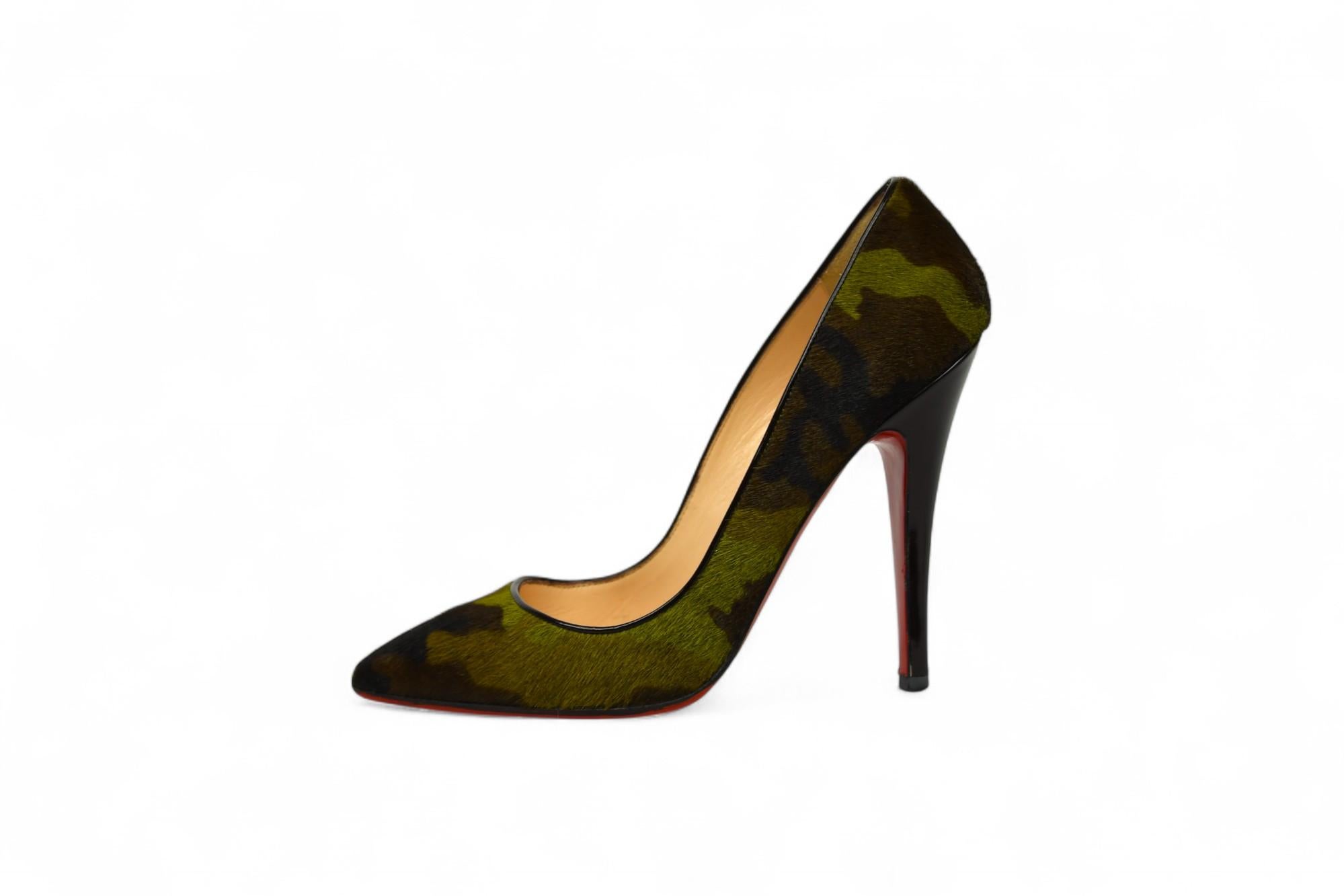 Fai una dichiarazione feroce con queste rare décolleté camo di Christian Louboutin, sapientemente realizzate in Italia in vera pelle di cavallino con un'audace stampa camouflage verde e marrone. La punta appuntita e la suola laccata rossa