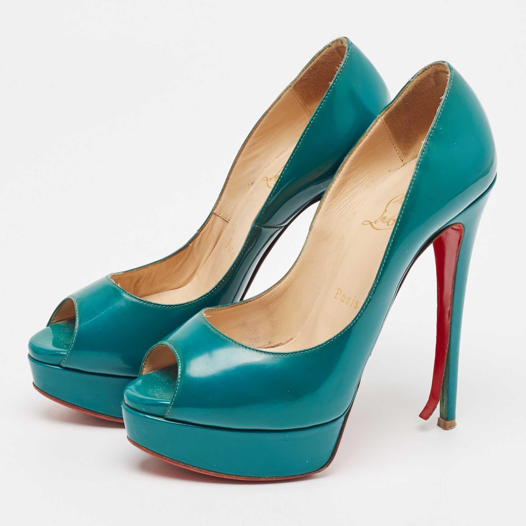 Haz una declaración de estilo chic con estos zapatos de salón de diseño. Presentan tacones resistentes y suelas duraderas  perfecto para tus salidas a la moda