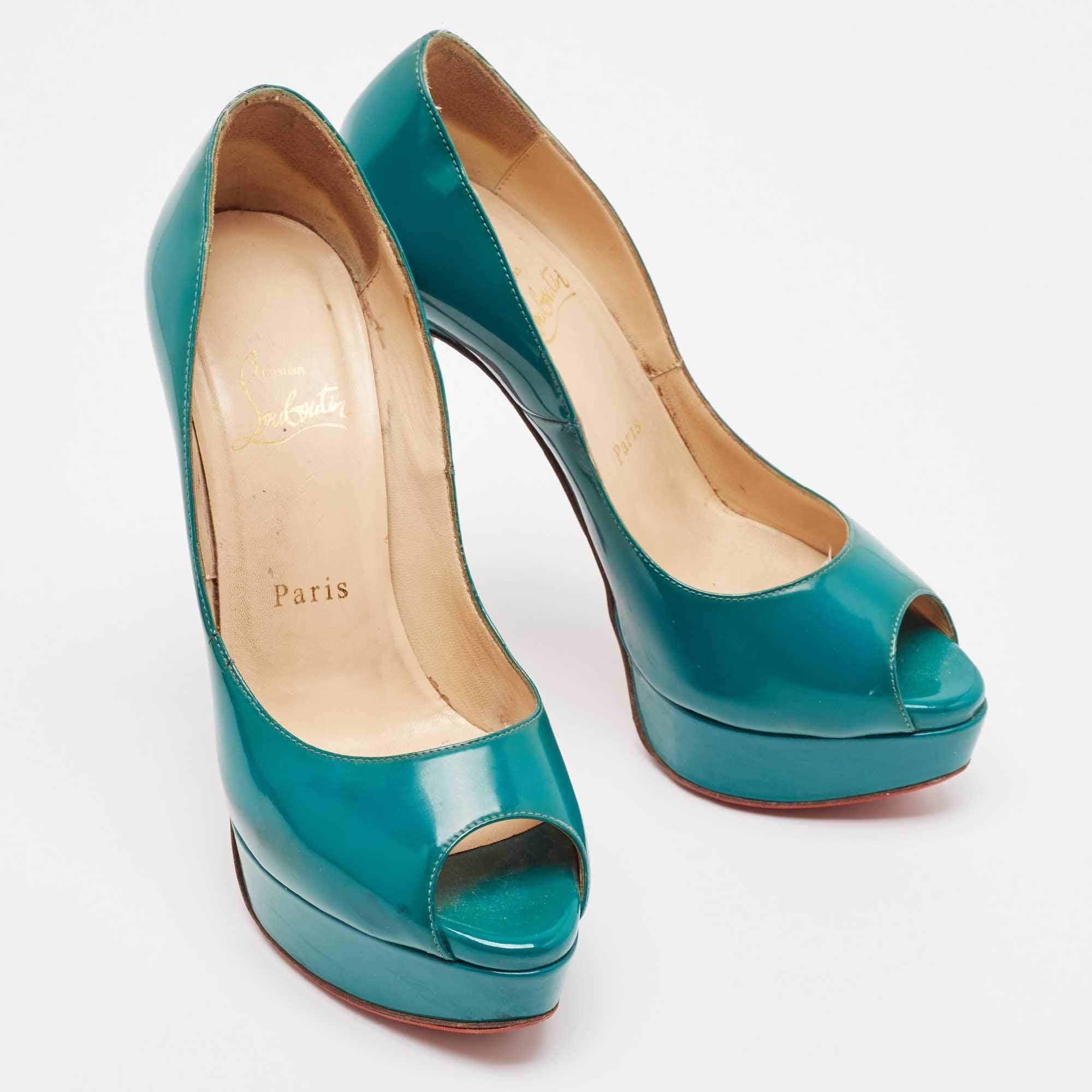 Christian Louboutin Bombas Lady Peep de charol verde Tamaño 37 en Bastante bueno estado para la venta en Dubai, Al Qouz 2
