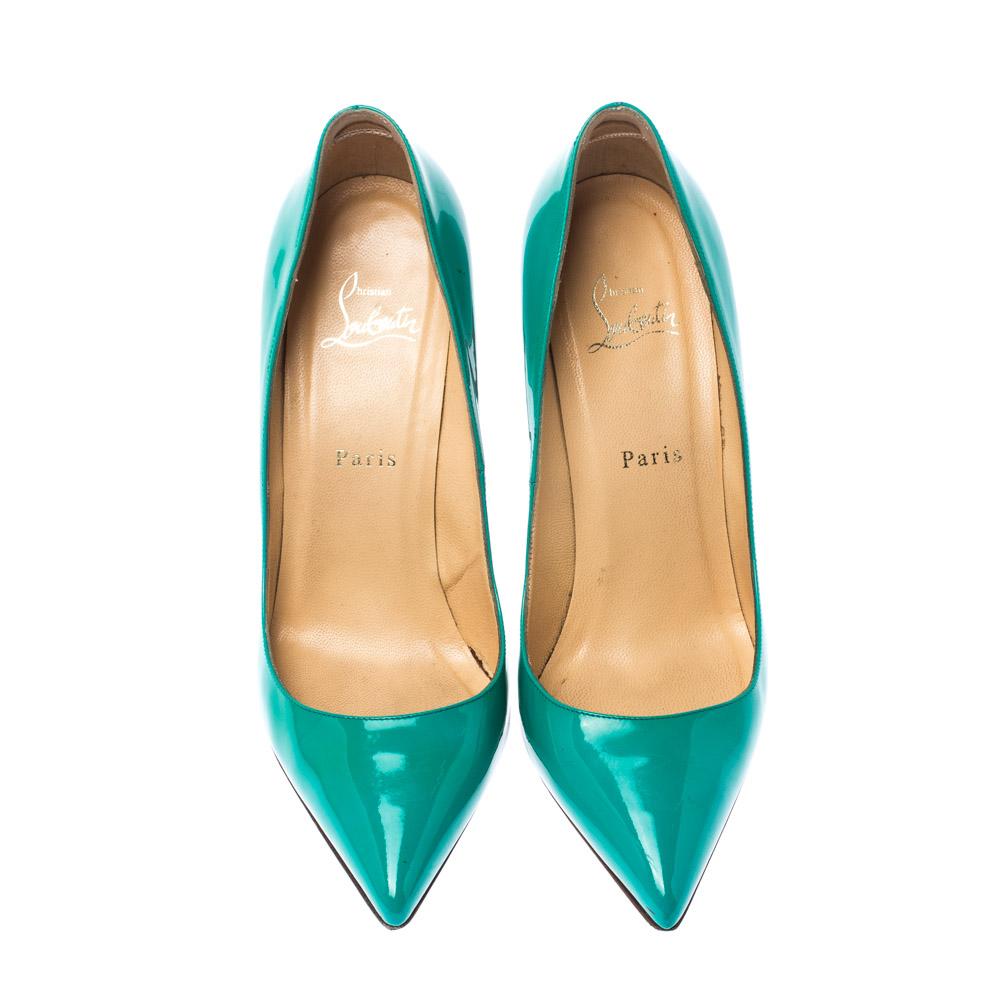 Dazzle everyone with these Louboutins by owning them today. Crafted from patent leather, these green Pigalle pumps carry a mesmerizing shape with pointed toes and 11 cm heels. Complete with the signature red soles, this pair truly embodies the fine