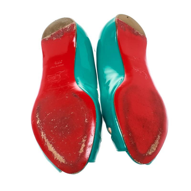 Ces escarpins Un Voilier de Christian Louboutin sont tout ce qu'il vous faut pour vous démarquer et charmer les foules ! Ces chaussures plates vertes sont confectionnées en cuir verni et présentent une silhouette à bouts pointus. Elles présentent