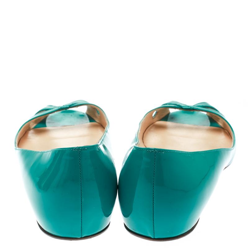 Christian Louboutin Green Patent Leather Un Voilier Peep Toe Flats Size 36.5 In Good Condition For Sale In Dubai, Al Qouz 2