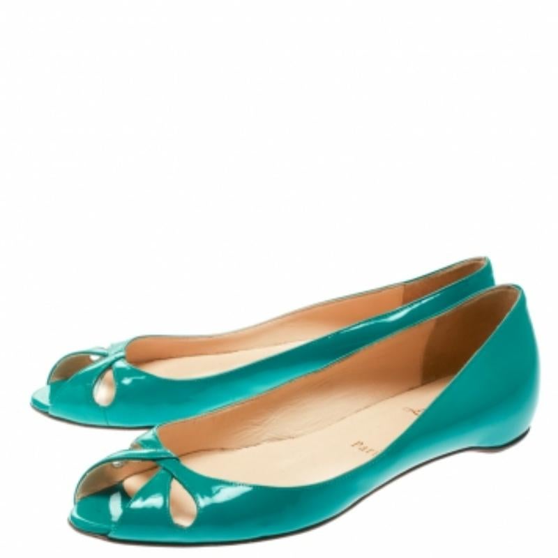 Christian Louboutin - Chaussures à bouts ouverts en cuir verni vert « Un Voilier », taille 36,5 Pour femmes en vente