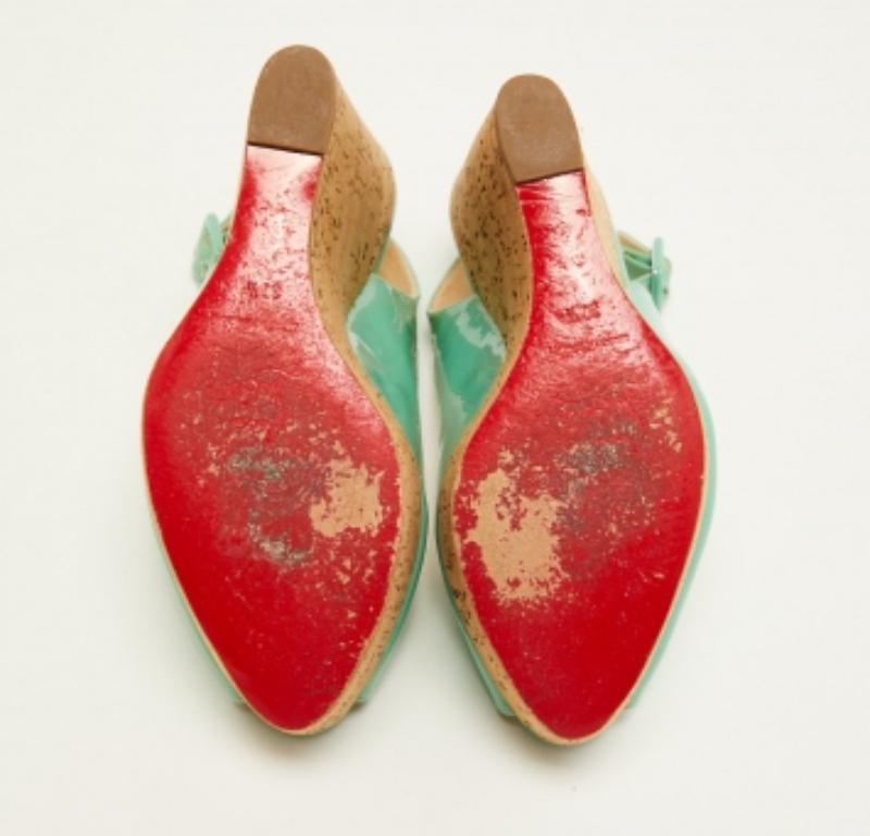 Marron Christian Louboutin - Sandales compensées Une Plume Cork en cuir verni vert, taille 37,5 en vente