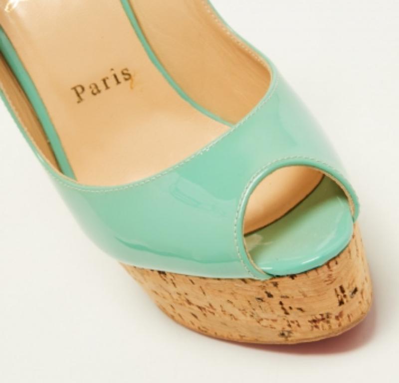 Christian Louboutin - Sandales compensées Une Plume Cork en cuir verni vert, taille 37,5 Pour femmes en vente