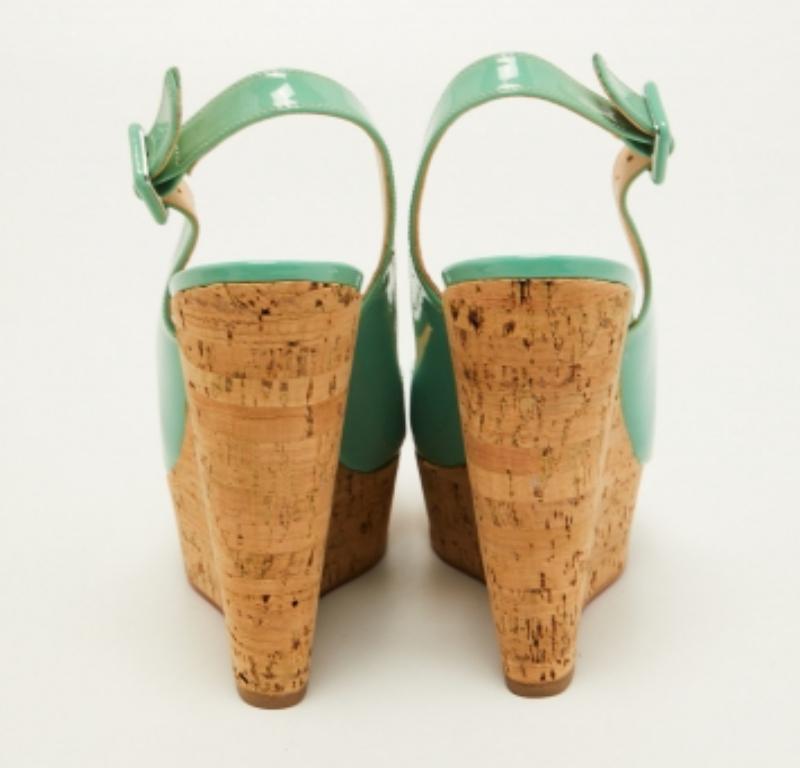 Christian Louboutin - Sandales compensées Une Plume Cork en cuir verni vert, taille 37,5 en vente 1