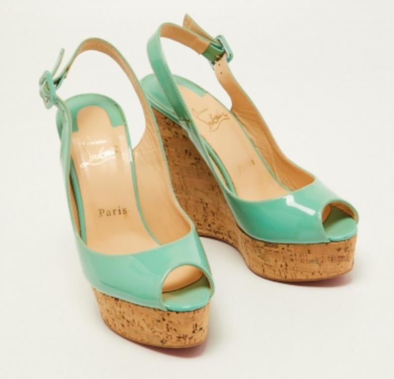 Christian Louboutin - Sandales compensées Une Plume Cork en cuir verni vert, taille 37,5 en vente 2