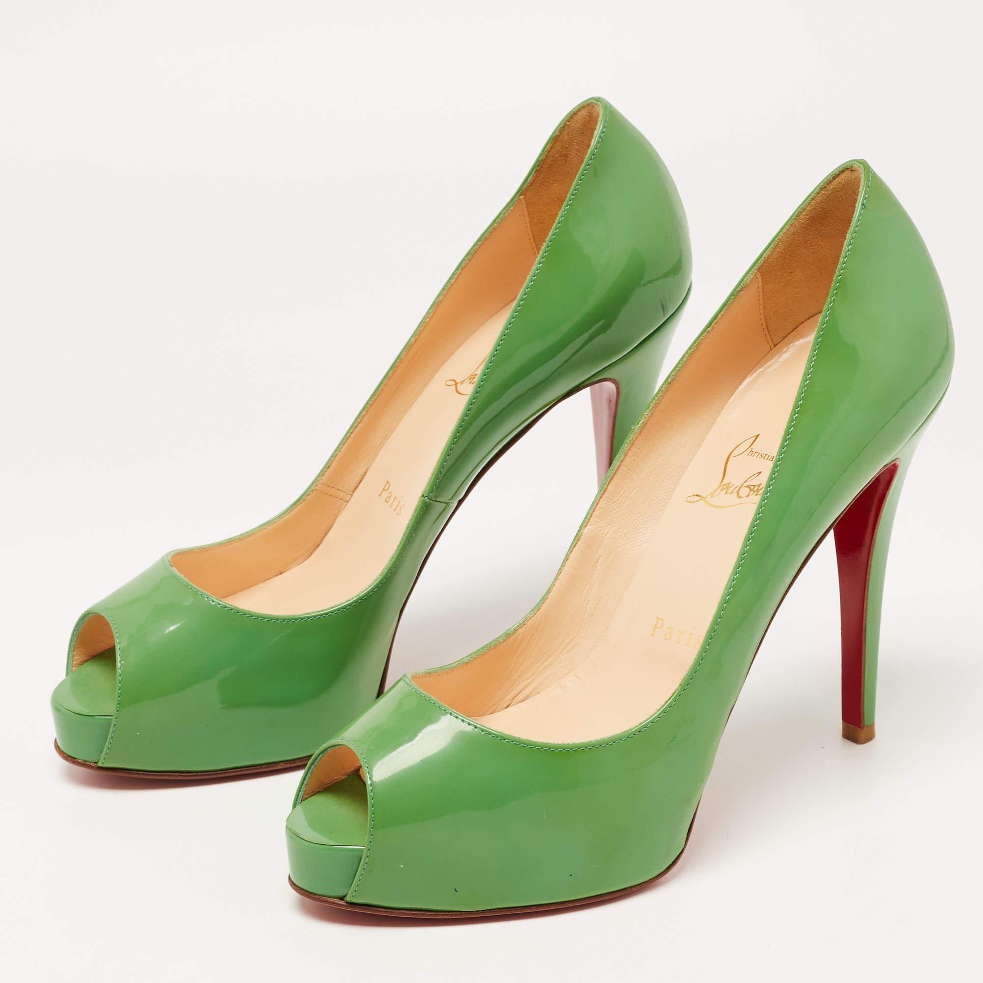Marchez avec confiance en arborant cette paire d'escarpins Christian Louboutin. Créé en cuir verni  ses courbes bien dessinées dessineront élégamment le contour de vos pieds. Les talons de 12 cm de ces chaussures peep toe porteront votre sens de la