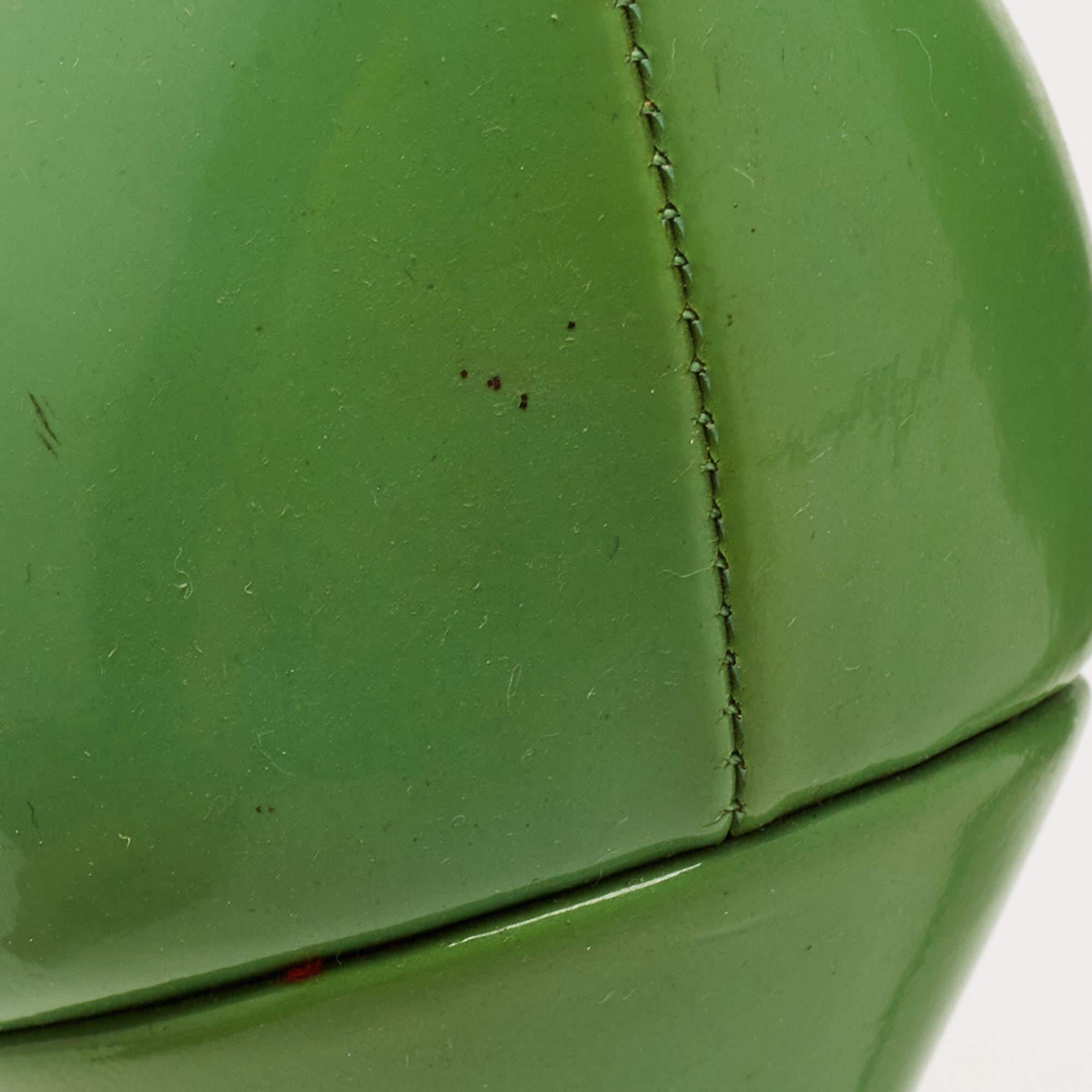 Vert Christian Louboutin Escarpins très prisés en cuir verni vert taille 38.5 en vente