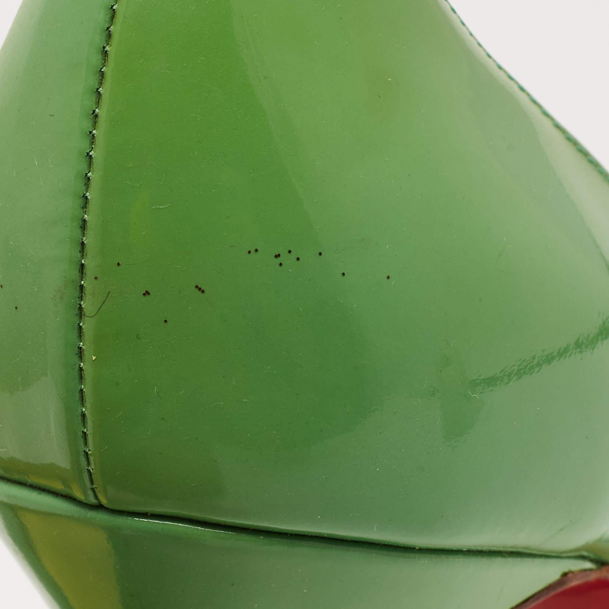 Christian Louboutin Escarpins très prisés en cuir verni vert taille 38.5 en vente 3