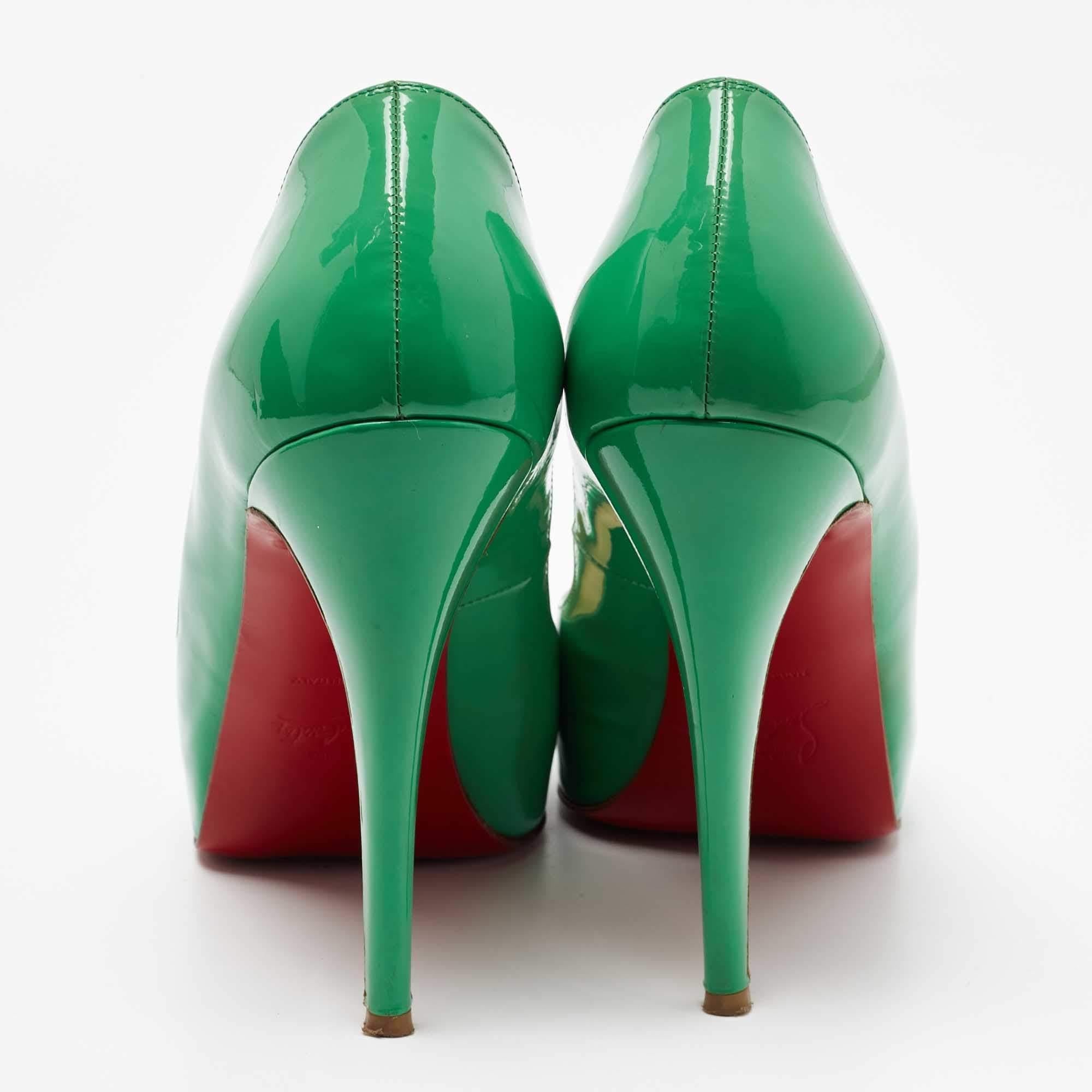 Christian Louboutin Green Patent Leather Very Prive Pumps Size 41 In Good Condition For Sale In Dubai, Al Qouz 2