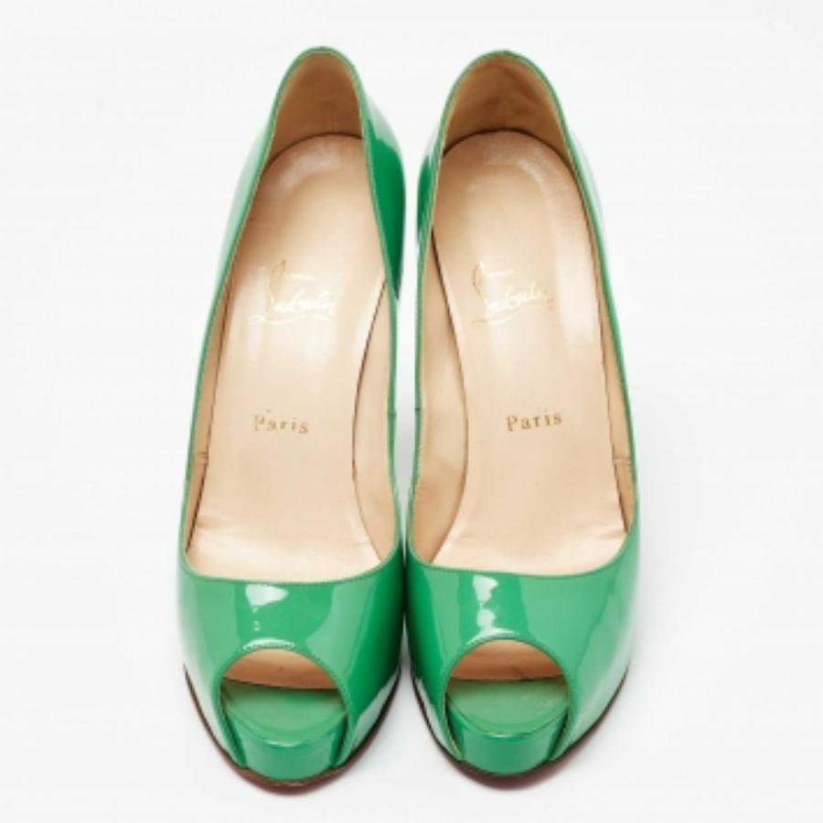 Christian Louboutin Escarpins très prisés en cuir verni vert taille 41 Bon état - En vente à Dubai, Al Qouz 2