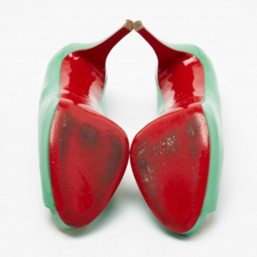 Christian Louboutin Escarpins très prisés en cuir verni vert taille 41 en vente 1