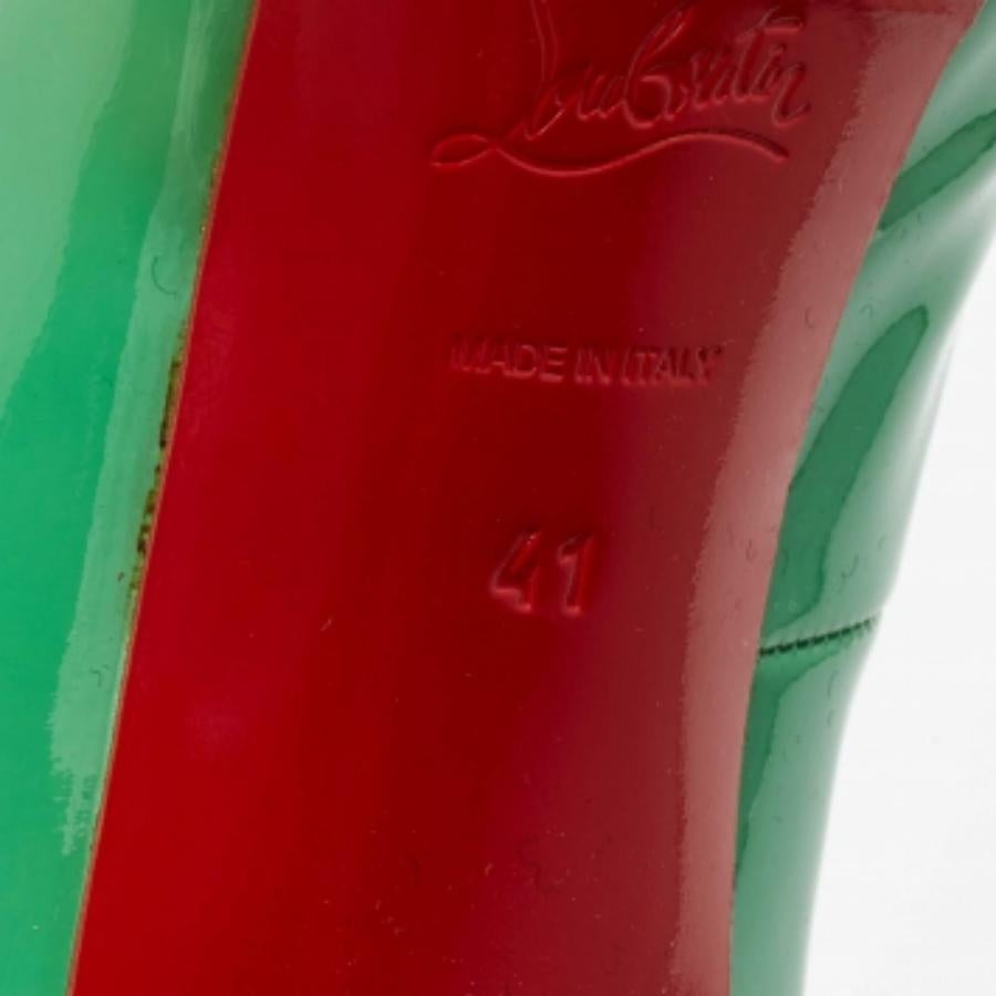 Christian Louboutin Escarpins très prisés en cuir verni vert taille 41 en vente 3