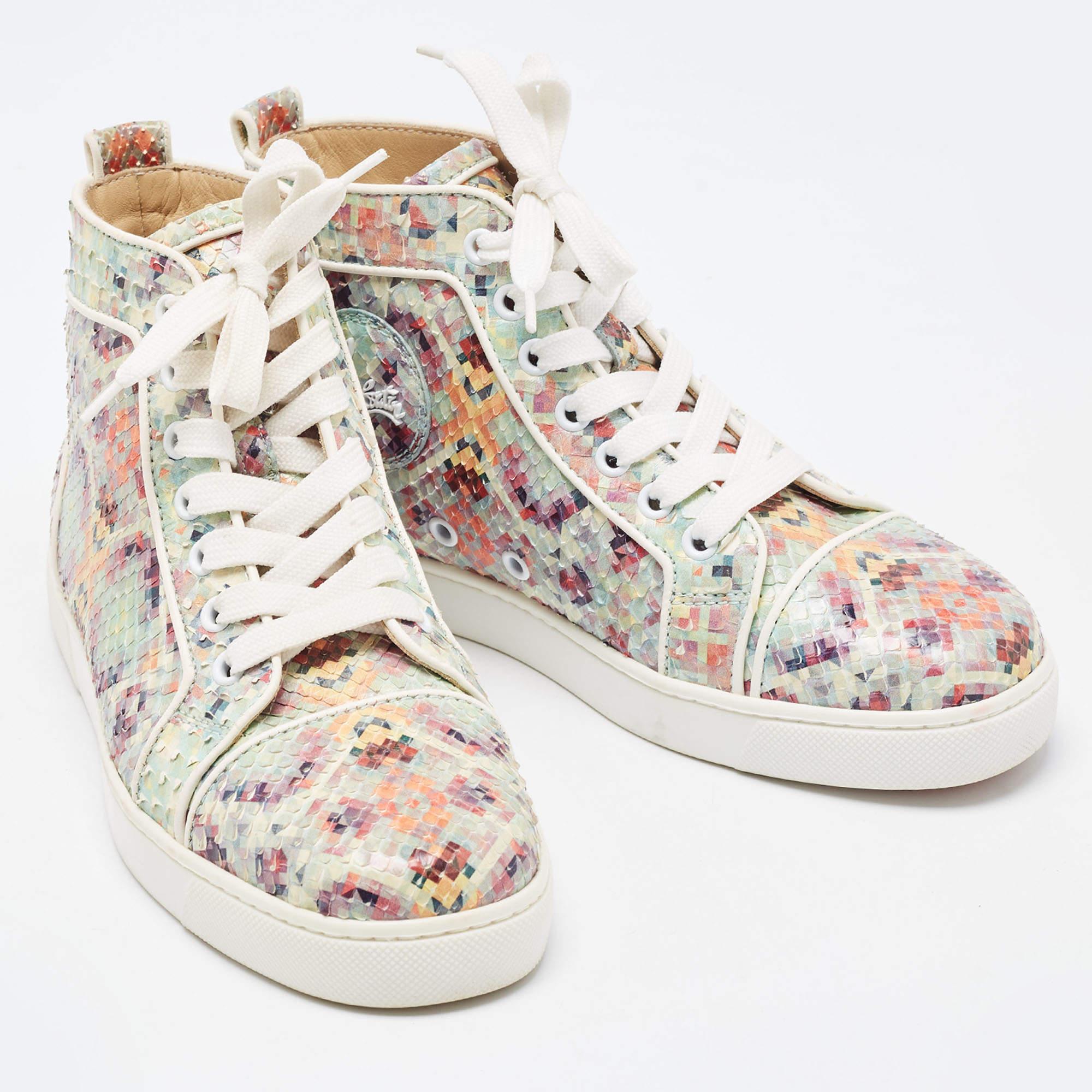 Beige Christian Louboutin Baskets hautes Louis en peau de serpent embossée imprimé pixels verts en vente