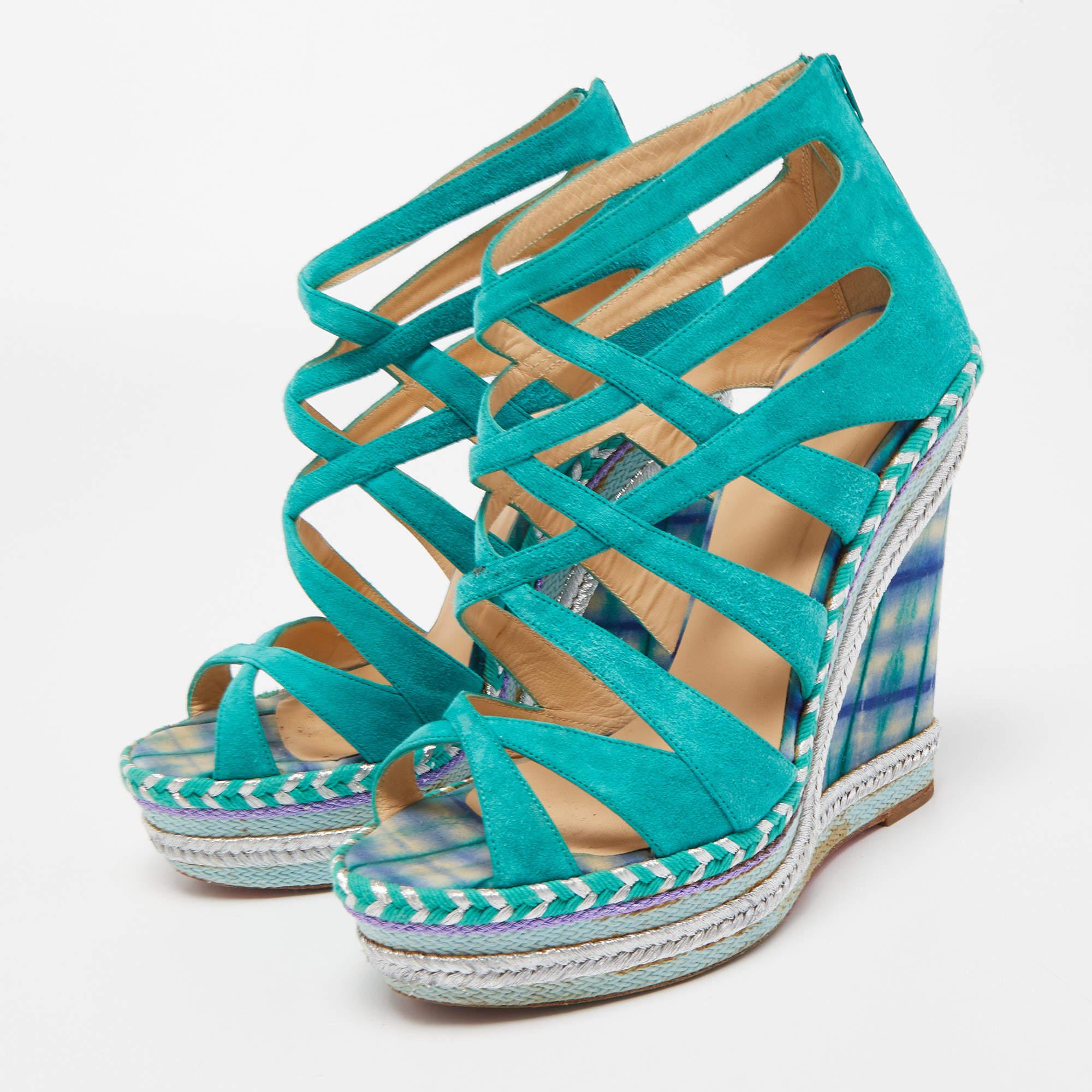 Ces sandales de Christian Louboutin ont été conçues pour rehausser votre style. Elles sont dotées de brides en daim vert et de fermetures à glissière à l'arrière pour maintenir parfaitement le pied et sont montées sur des talons compensés de 15 cm.