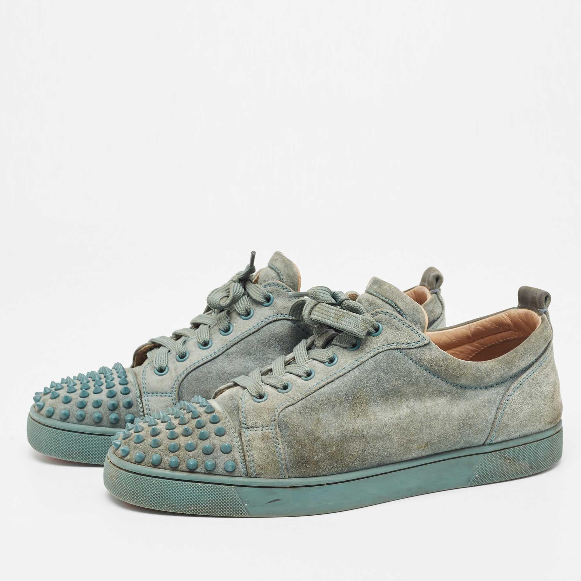 Actualiza tu estilo con estas zapatillas Christian Louboutin. Meticulosamente diseñados para la moda y el confort, son la elección ideal para una zancada cómoda y a la moda.

