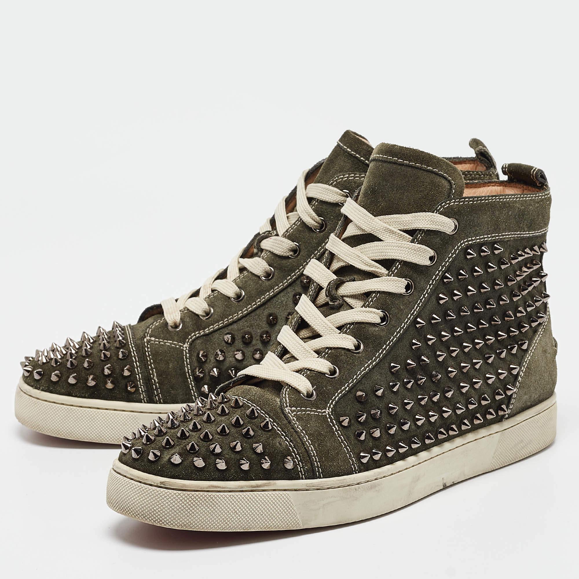 Élevez votre jeu de chaussures avec ces baskets hautes Christian Louboutin. Alliant esthétique haut de gamme et confort inégalé, ces baskets sont un symbole de luxe moderne et de goût impeccable.