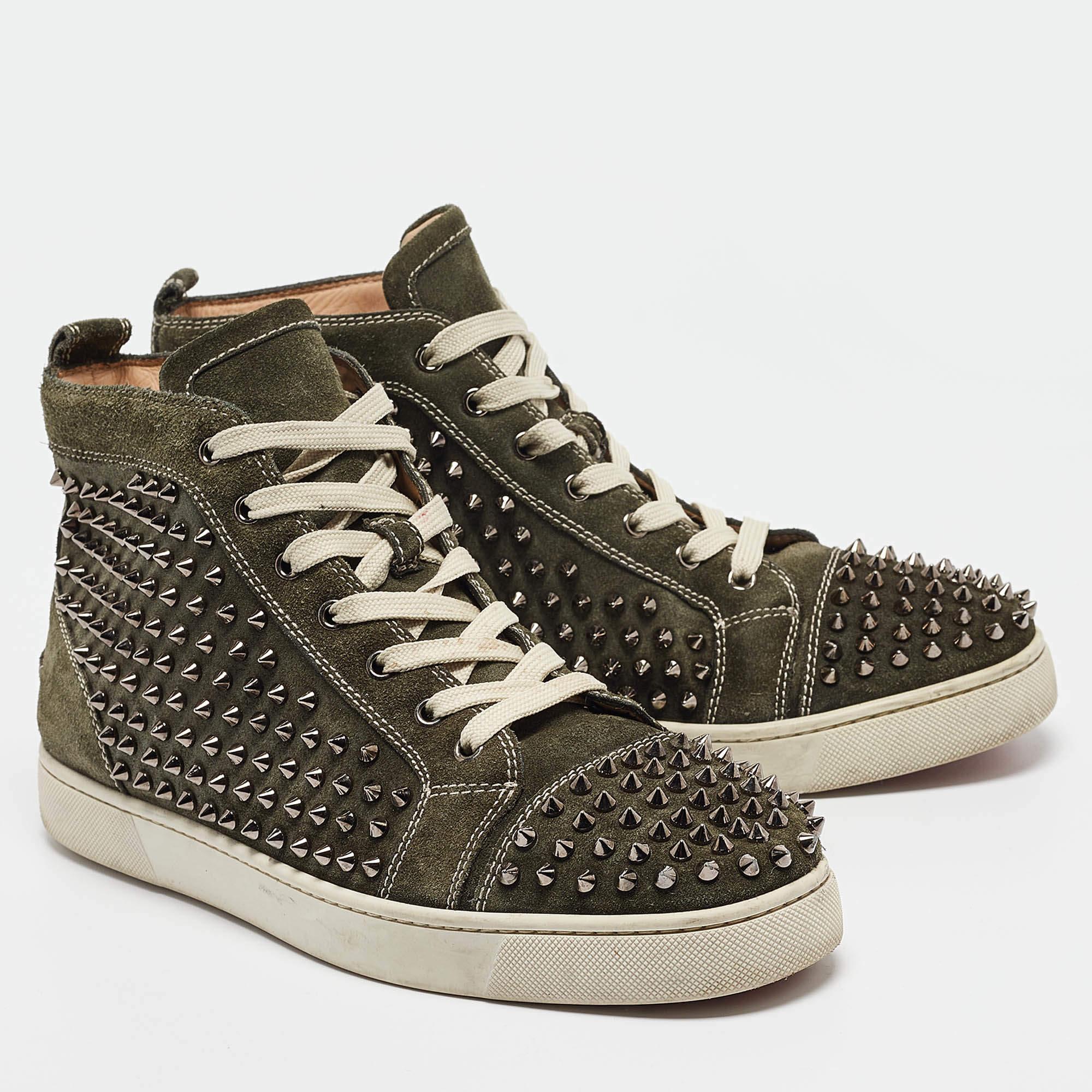 Christian Louboutin Baskets hautes Louis à pointes en daim vert Taille  44 Bon état - En vente à Dubai, Al Qouz 2