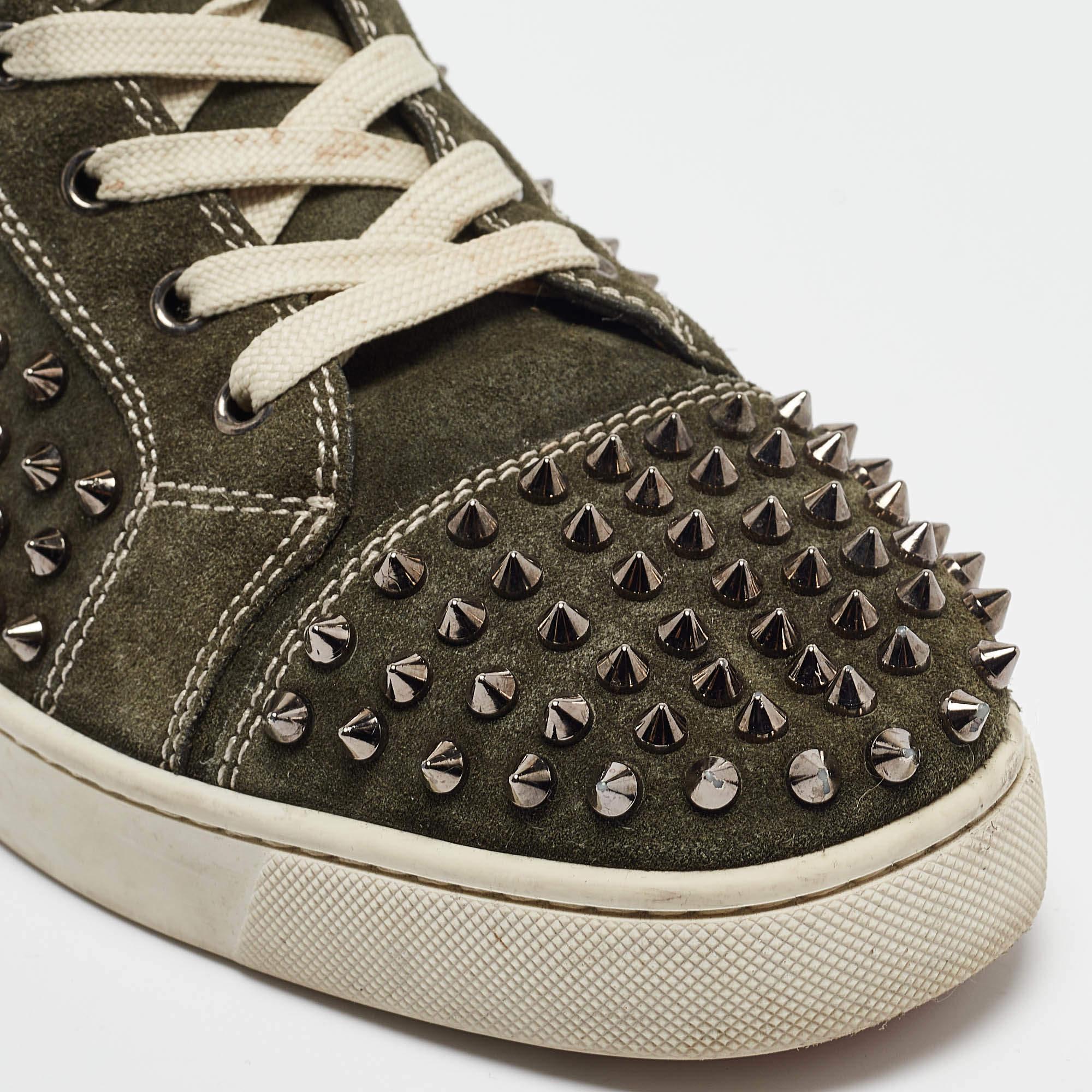 Christian Louboutin Baskets hautes Louis à pointes en daim vert Taille  44 en vente 2