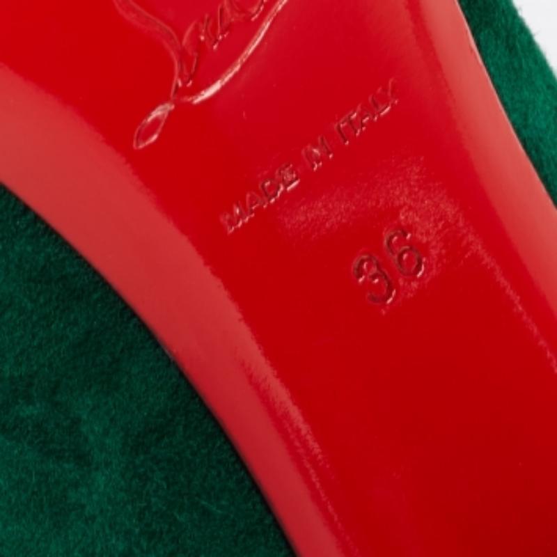 Cette paire d'escarpins Christian Louboutin est tout à fait glamour et royale. Ces magnifiques escarpins en daim vert vous donneront à coup sûr l'impression d'être une diva à chaque fois que vous les porterez. Ils sont dotés de peep-toes, de