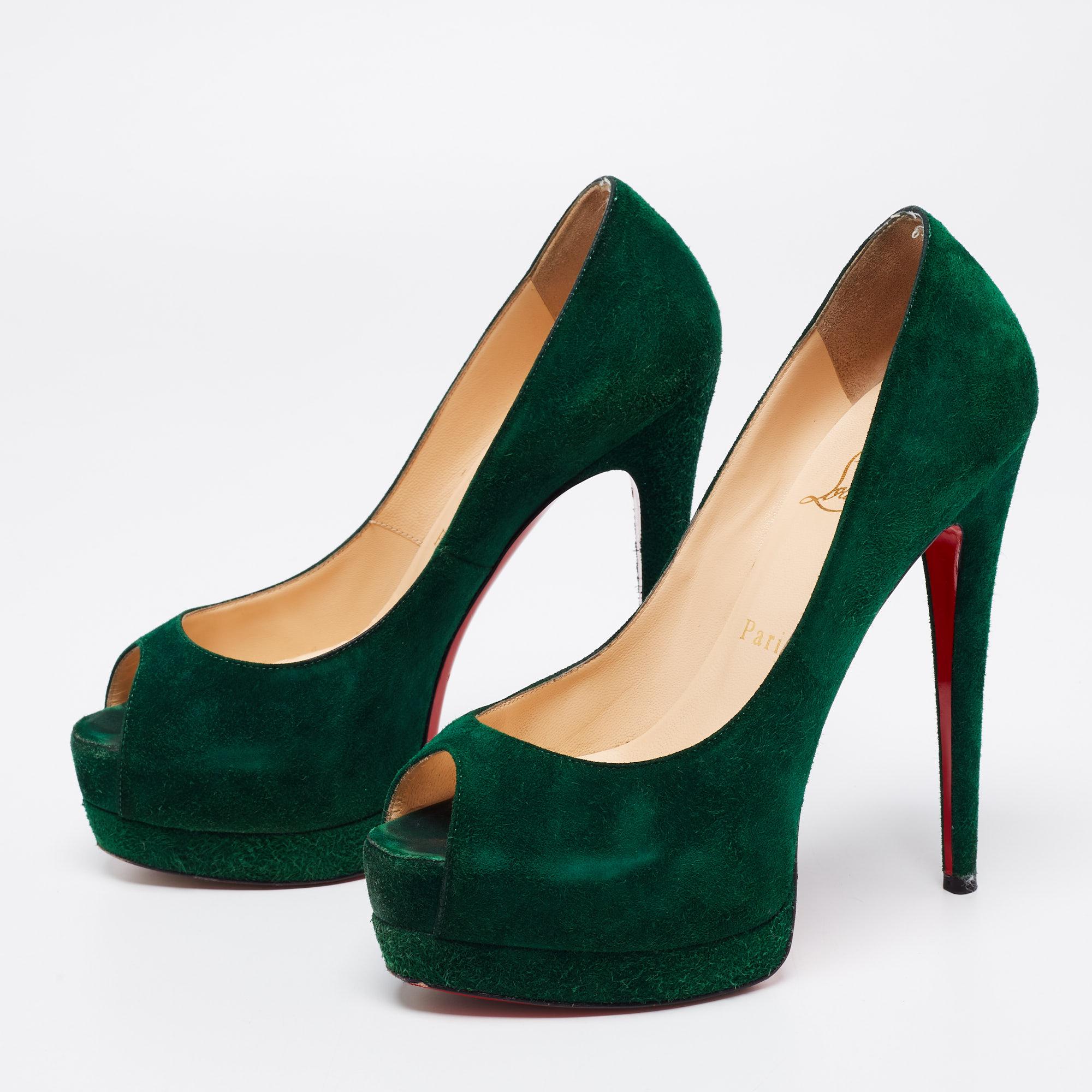 This pair of Christian Louboutin pumps is utterly glamorous and regal. The gorgeous green suede pumps are sure to make you feel like a diva every time you wear them. They are finished with peep-toes, platforms, leather insoles, and towering 14 cm