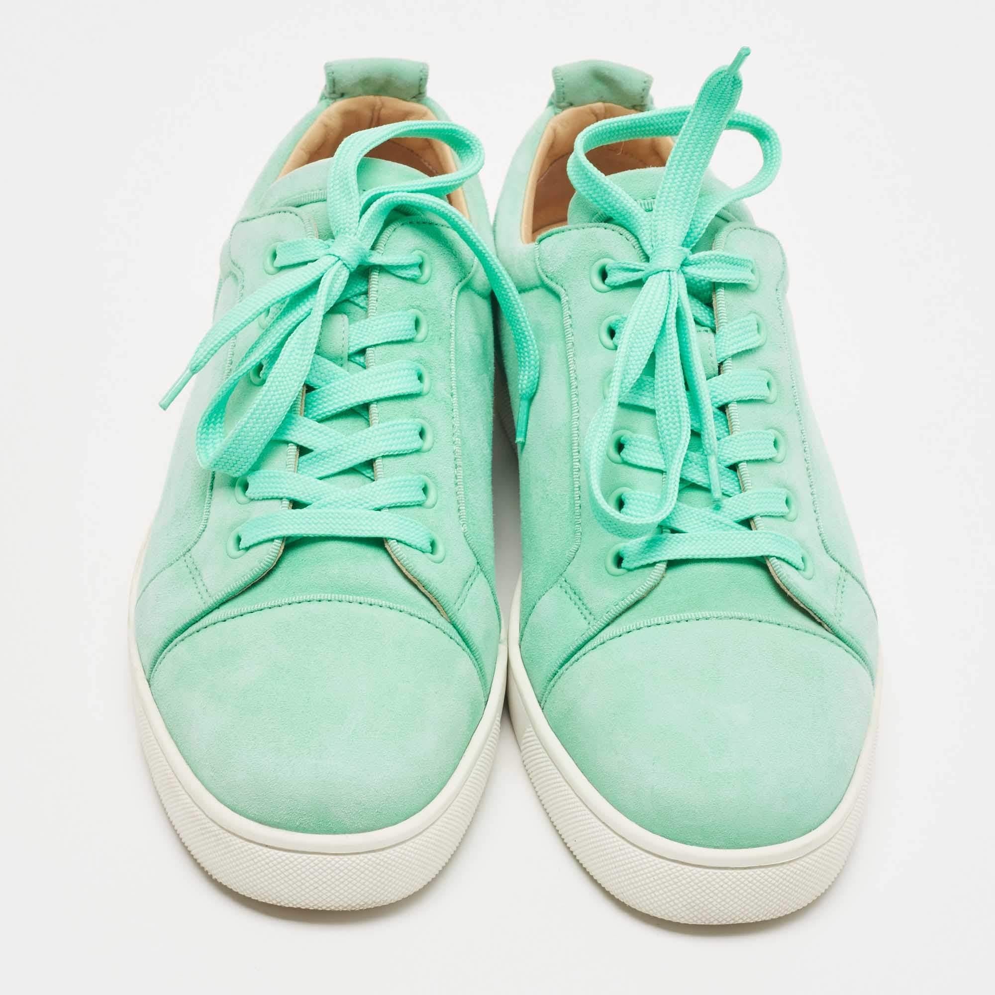 Give your outfit a luxe update with this pair of designer sneakers. The shoes are sewn perfectly to help you make a statement in them for a long time.

