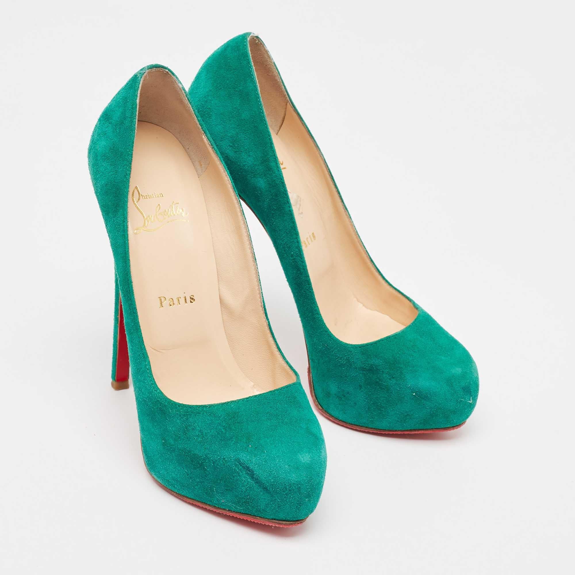 Christian Louboutin escarpins simples en daim vert taille 37 Bon état - En vente à Dubai, Al Qouz 2