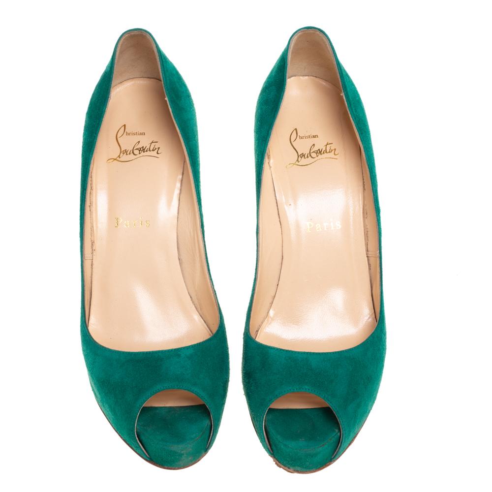 This pair of Christian Louboutin pumps is a perfect mix of elegance and high fashion. Step out in style while flaunting these eye-catching green suede shoes, ideal for special occasions. They feature peep toes, leather insoles, and 12.5 cm heels.

